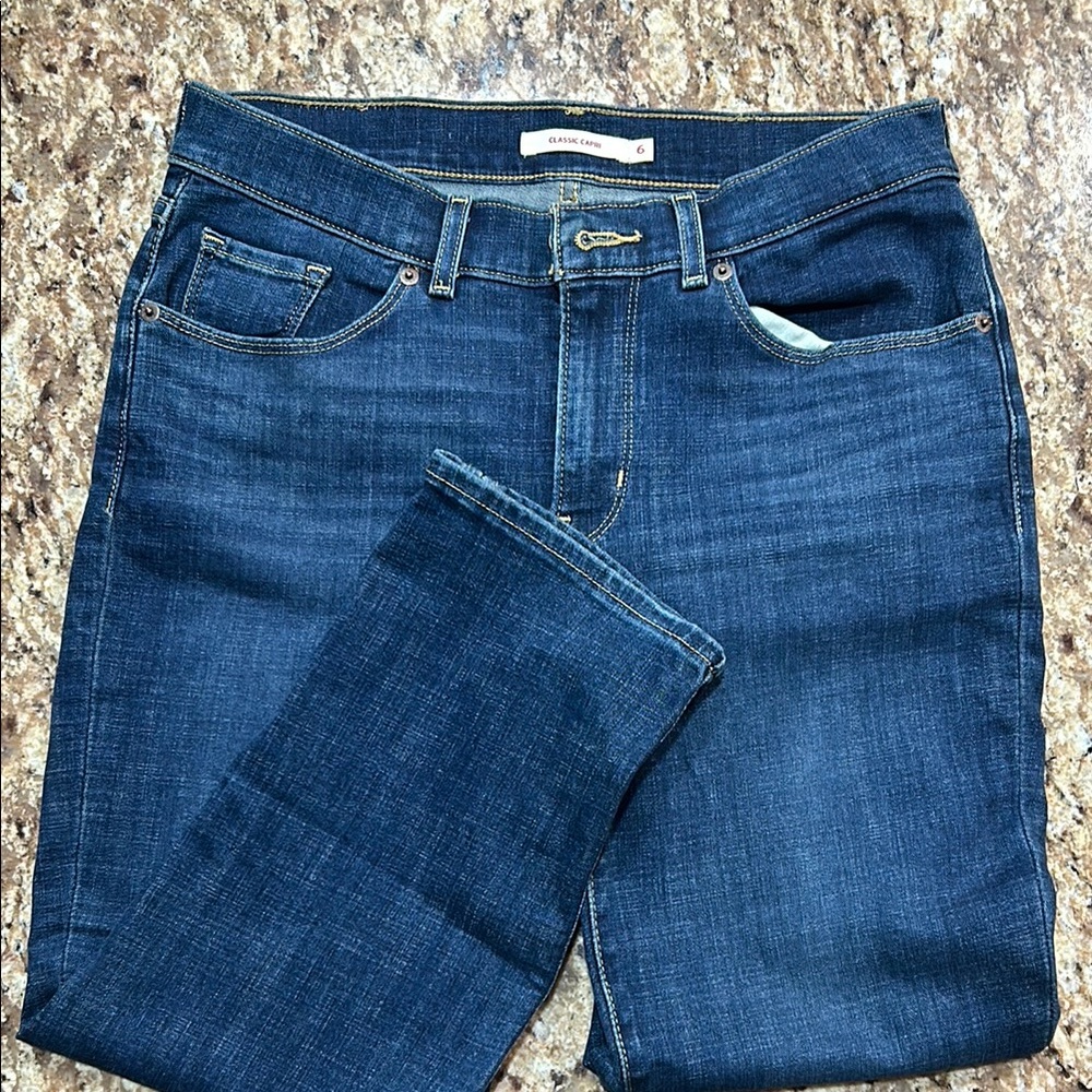 NWOT…. Levi’s classic Capri size 6.